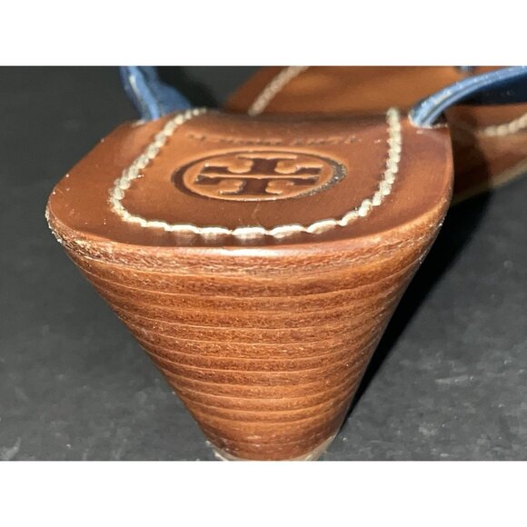 Tory Burch Cameron Sandal Sz 7 Wedge Thong Blue Patent Leather Gold Logo VGC - Picture 7 of 11